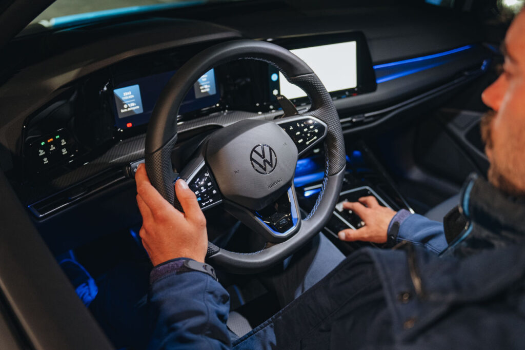 La Escuela de Conducción de Volkswagen estrena un pionero curso de conducción nocturna