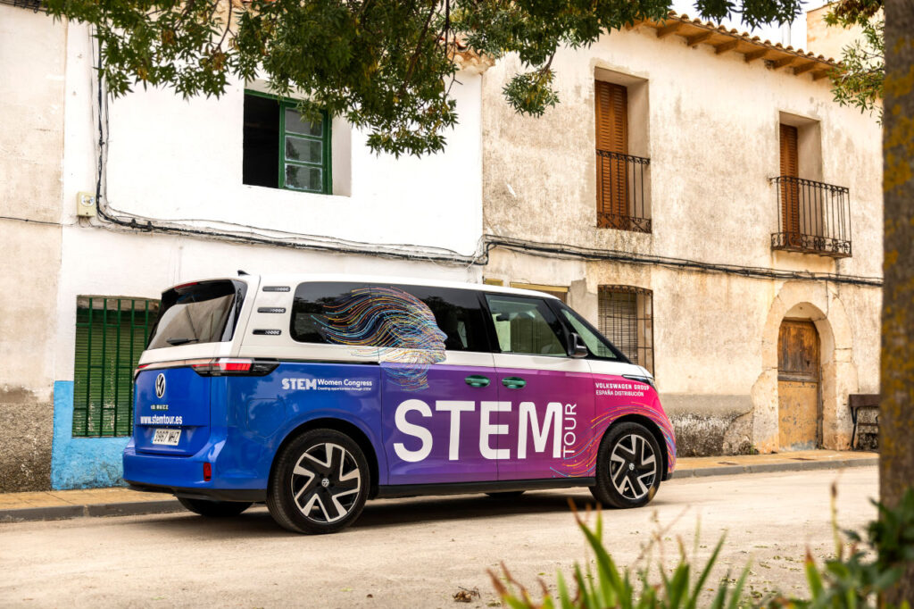 STEM Tour: un Volkswagen ID. Buzz gira por España para despertar vocaciones científicas entre las niñas