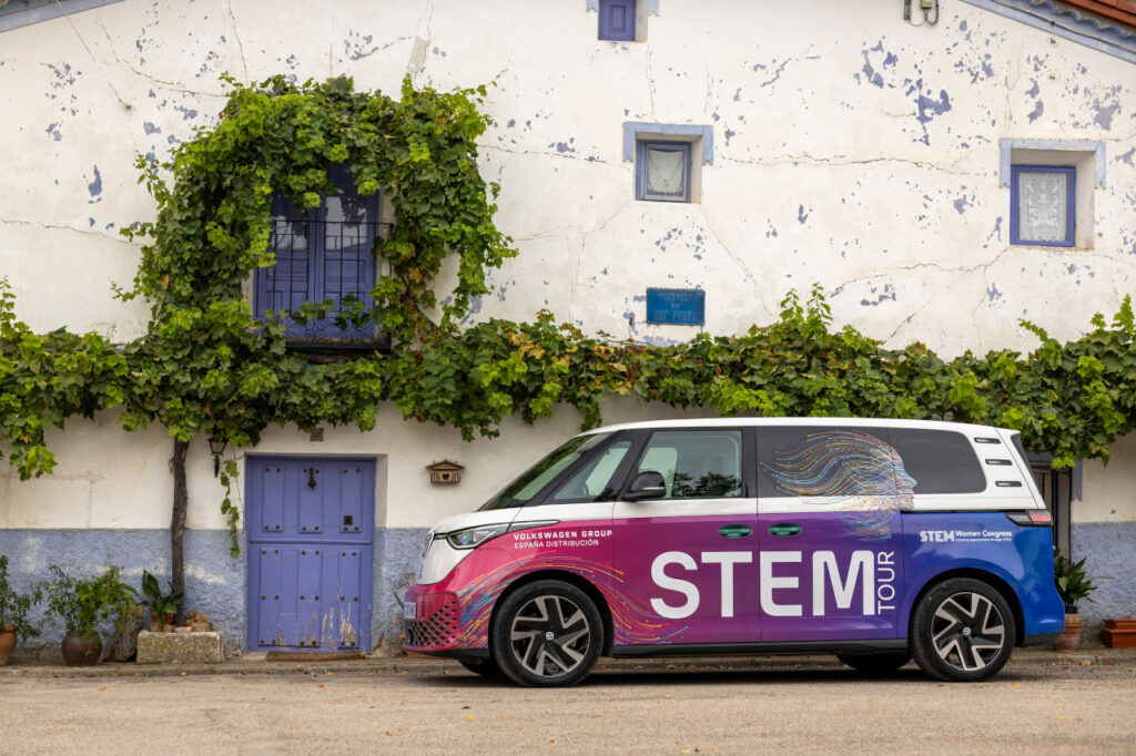 STEM Tour: un Volkswagen ID. Buzz gira por España para despertar vocaciones científicas entre las niñas