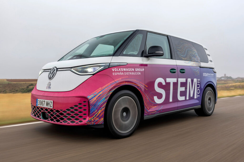 STEM Tour: un Volkswagen ID. Buzz gira por España para despertar vocaciones científicas entre las niñas